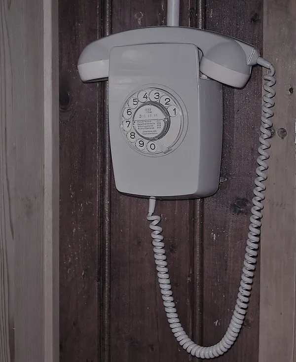 Telefon_edited.jpg